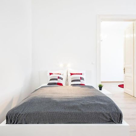 Bright & Large Apartment At Top Location Будапеща Екстериор снимка