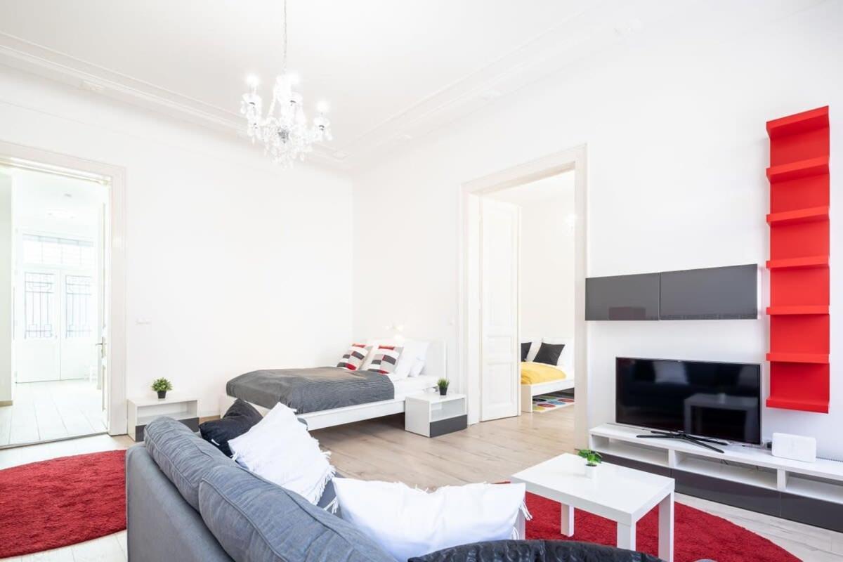 Bright & Large Apartment At Top Location Будапеща Екстериор снимка