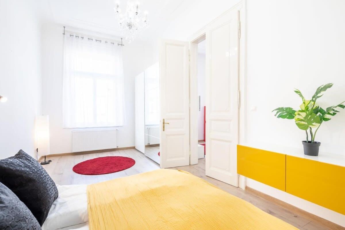 Bright & Large Apartment At Top Location Будапеща Екстериор снимка