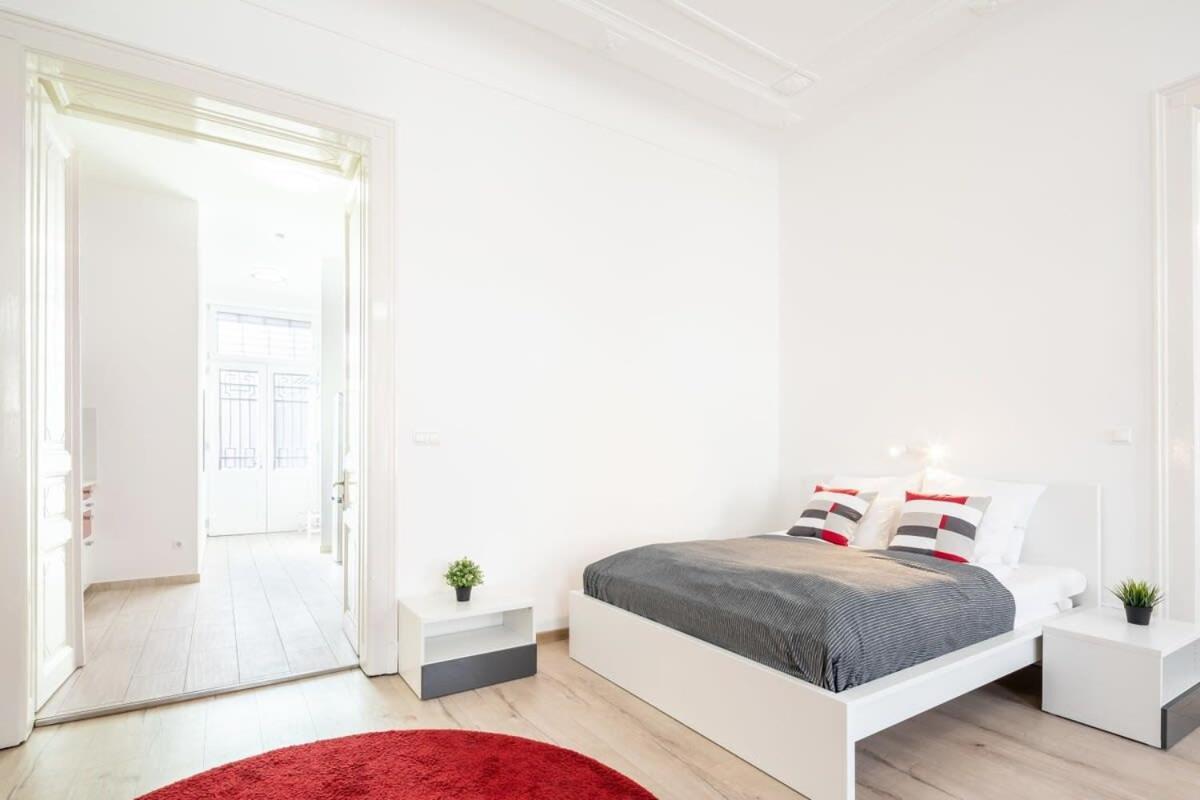 Bright & Large Apartment At Top Location Будапеща Екстериор снимка